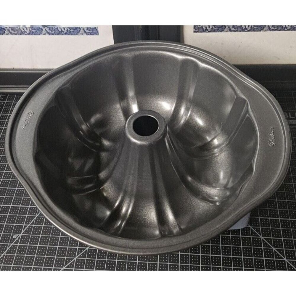 Wilton Perfect Results Premium‎ Non-Stick 9.5 X 3.4 Inch Fluted Tube Ring Pan